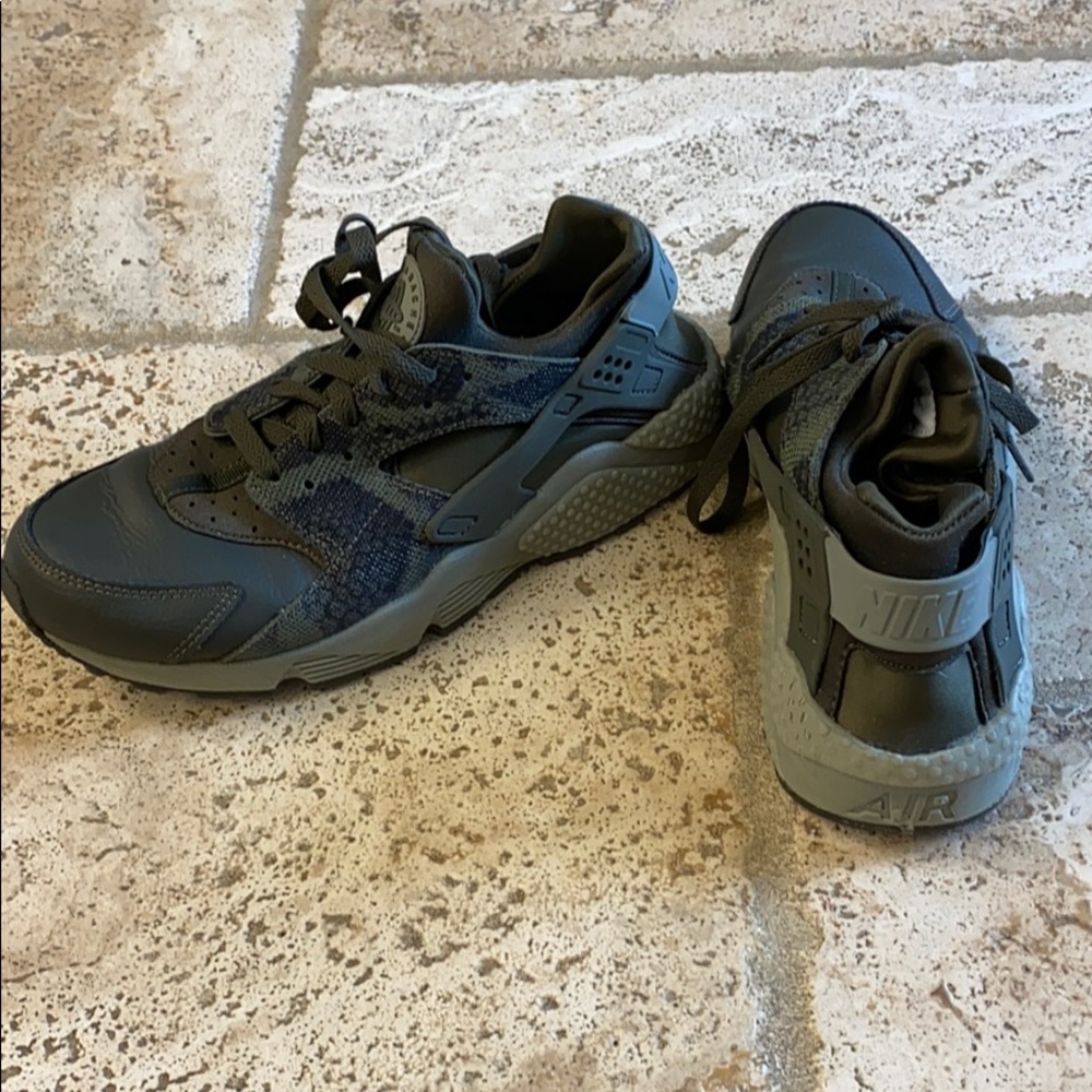 Camo and Army Green Nike Huaraches women’s 10